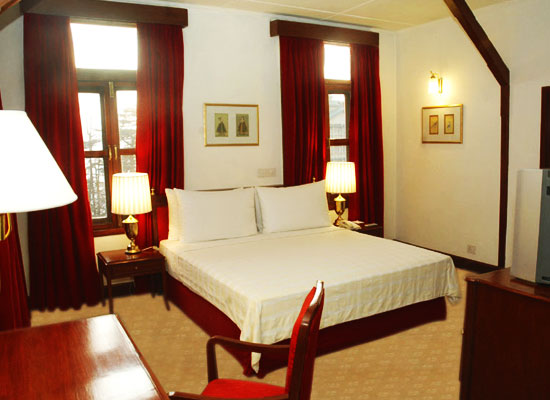 Clarkes Hotel shimla bedroom