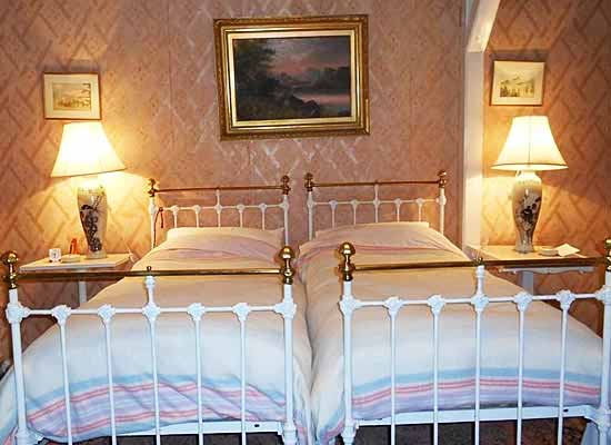 Chapslee shimla bedroom