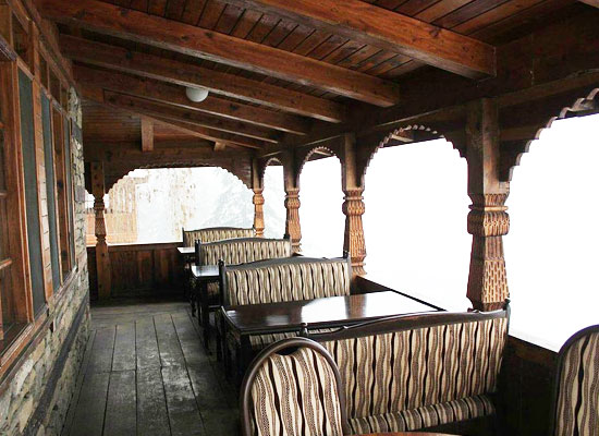 Hotel Castle Naggar balcony area