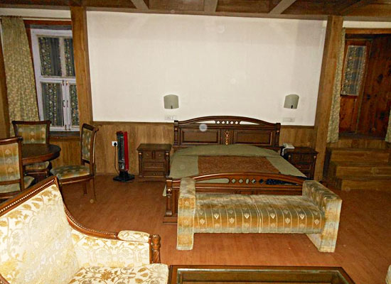 Hotel Castle Naggar bedroom 1
