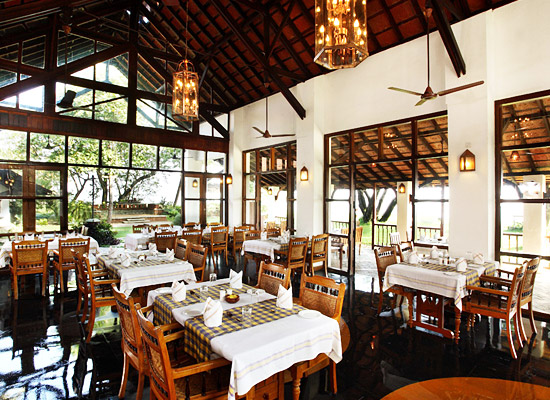 Hotel Punnamada Back Water Resort alleppey dining area 