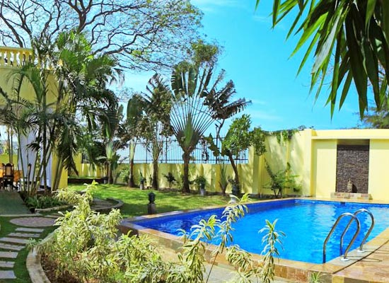 Poovath Hotel Kochi Swimming Pool