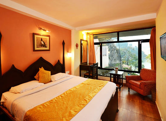 Hotel Himalayas nainital bedroom