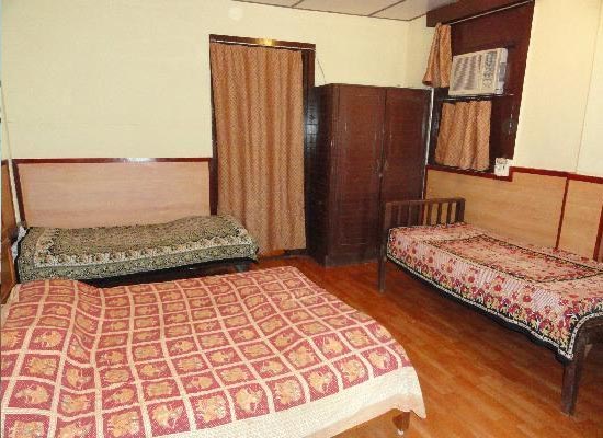 Lords Central Hotel matheran bedroom