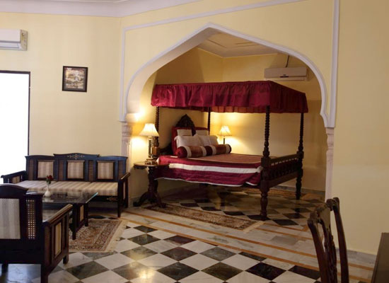 Hotel Raj Mahal orchha bedroom