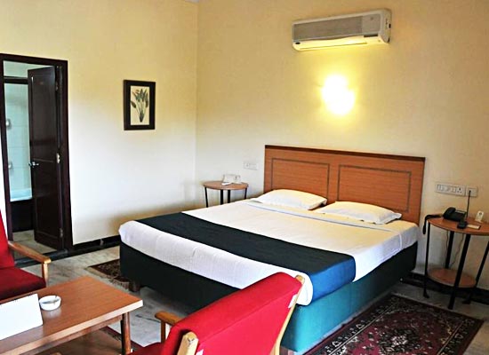 Cama Rajputana Club Resort mount abu bed room